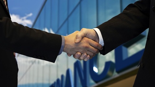 DAMPAK MERGER PERUSAHAAN PADA KEPEMILIKAN HAK CIPTA